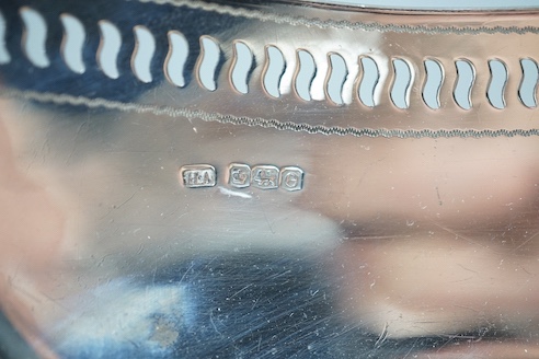 A George V silver fruit bowl, with pierced border, Atkin Brothers, Sheffield, 1922, 23.8cm, 15oz.